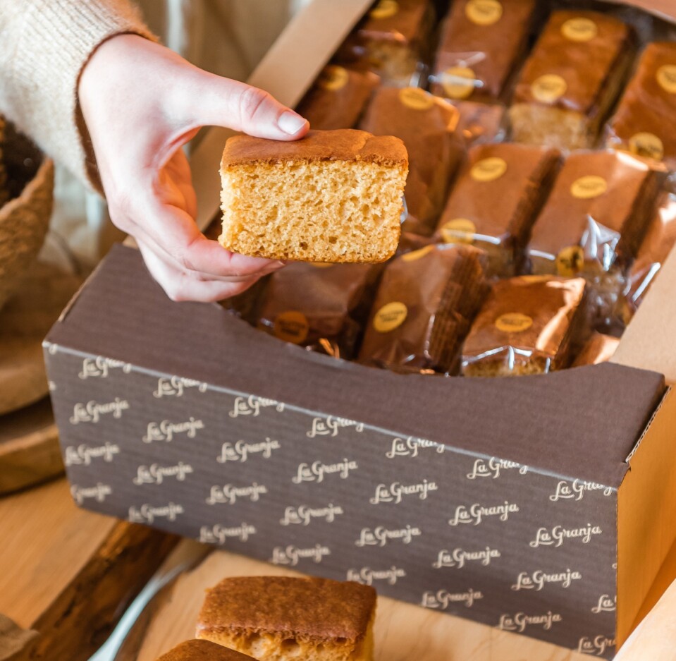 Box of pumpkin and yuzu sponge cake, gluten-free and lactose-free 30uds