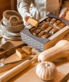 Box of pumpkin and yuzu sponge cake, gluten-free and lactose-free 30uds