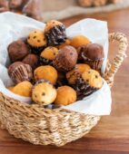 Gluten-free and lactose-free choco-chip mini fairy cakes Gluten-free and lactose-free choco-chip mini fairy cakes